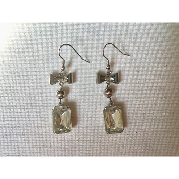 Vintage Silvertone Rhinestone Bow Earrings - Picture 5 of 11